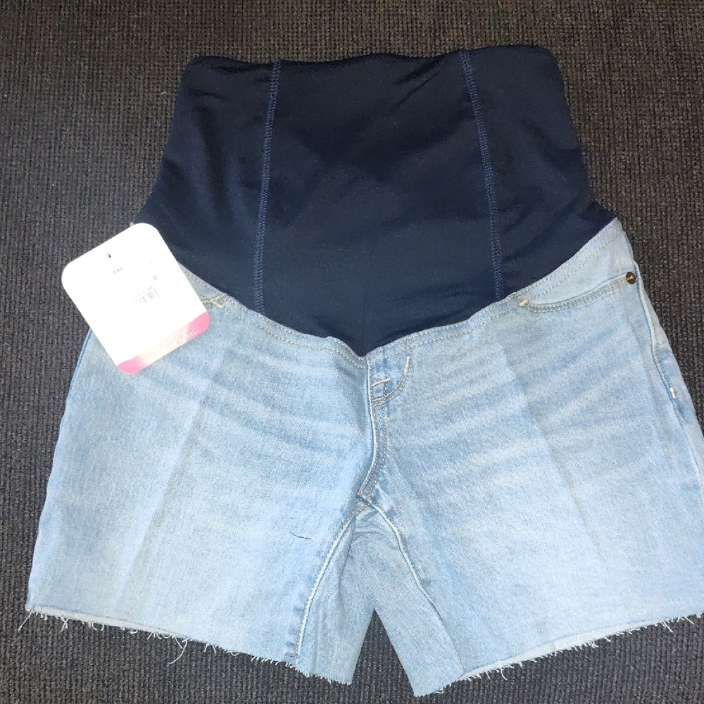 Ingrid & Isabel High waist Maternity Shorts